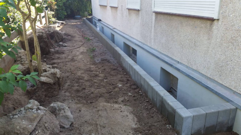 Lichtschacht mit Betonpallisaden