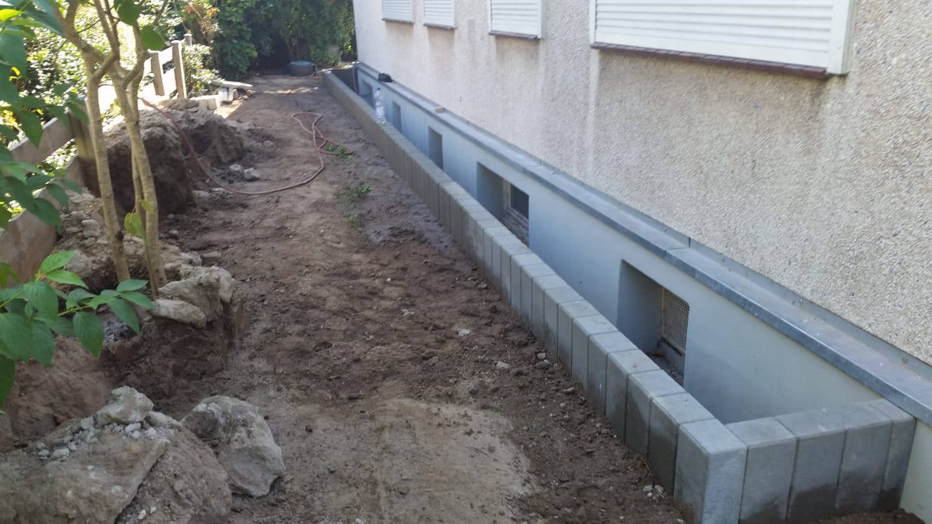 Lichtschacht mit Betonpallisaden