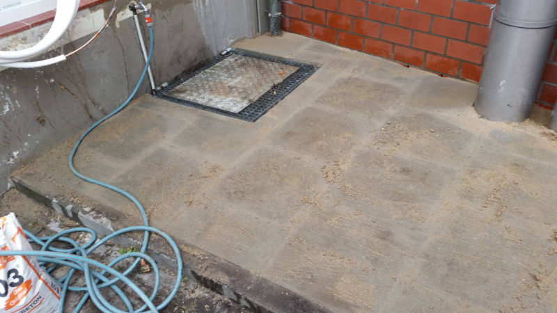 kleine Pflasterfläche aus Betonplatten