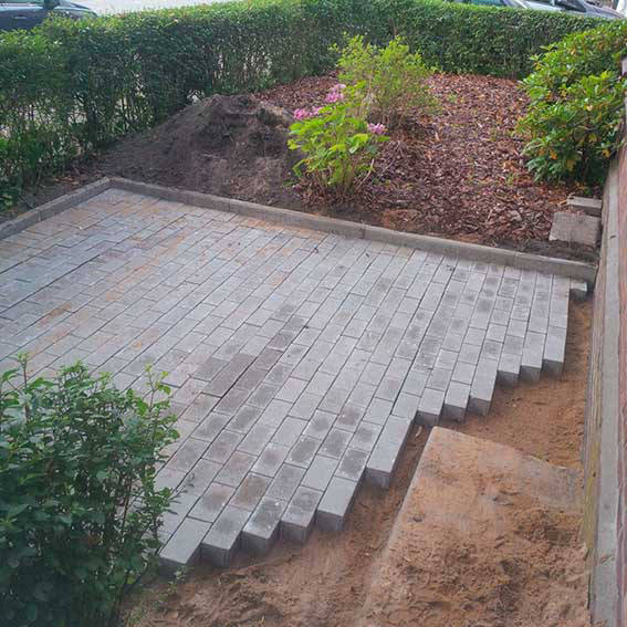 kleine Abstellfläche im Vorgarten