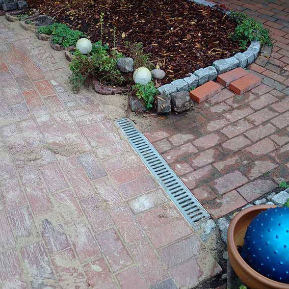 Terrasse und Entwässerungsrinne