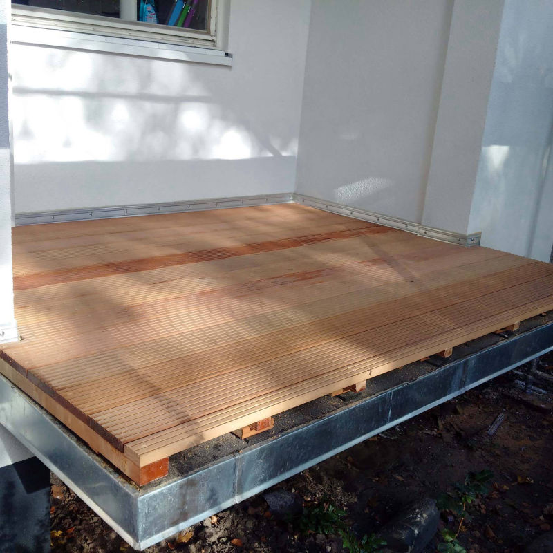 Verlegen von Bankirai Terrassendielen auf einem Balkon
