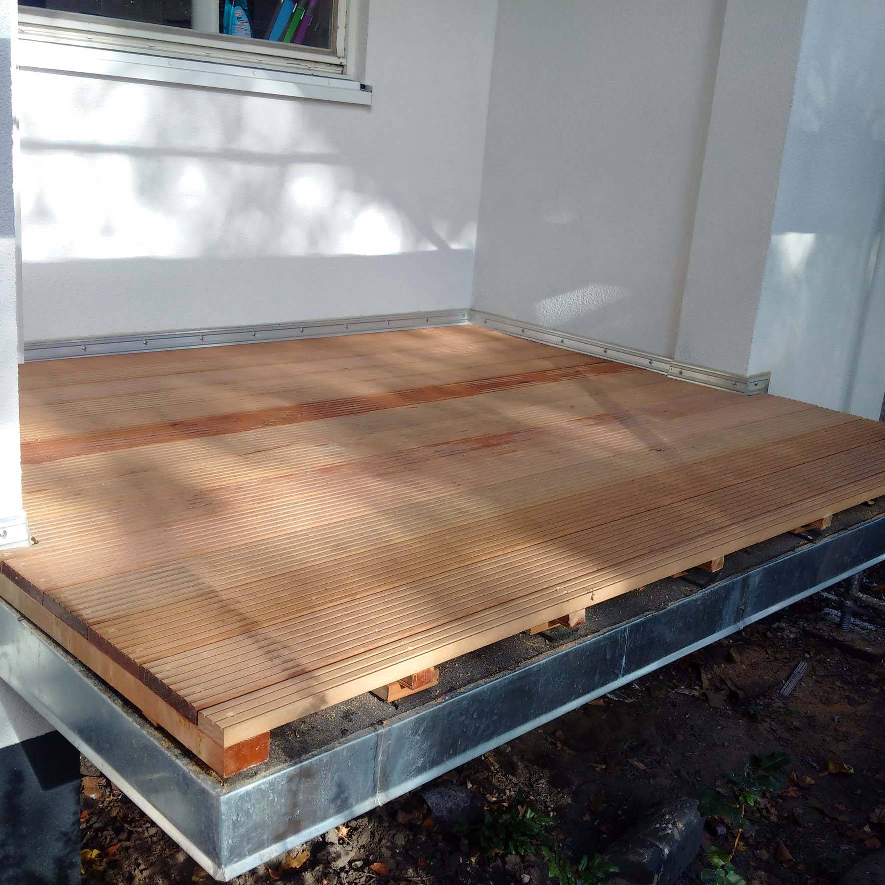 Verlegen von Bankirai Terrassendielen auf einem Balkon