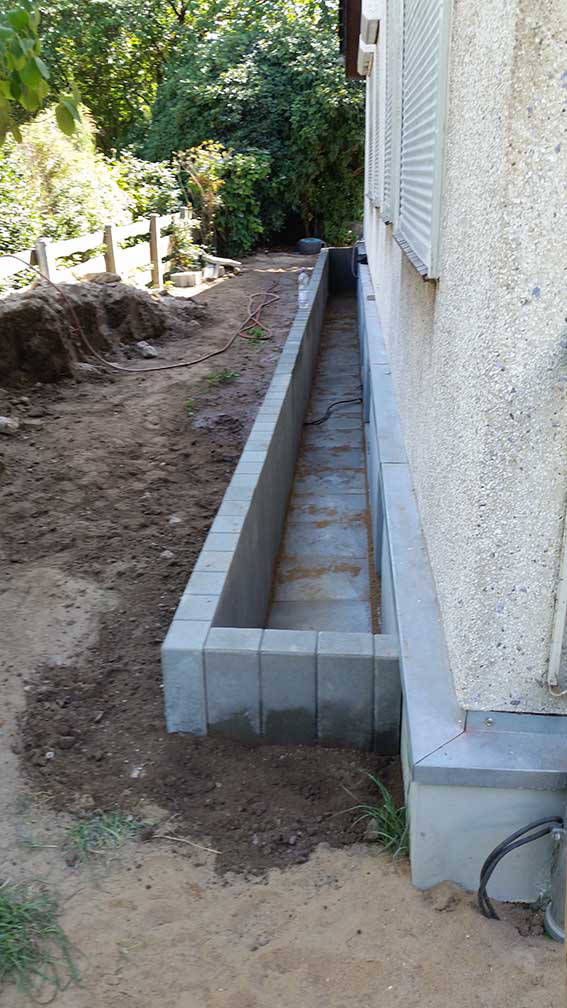 Einbau von Beton Pallisaden