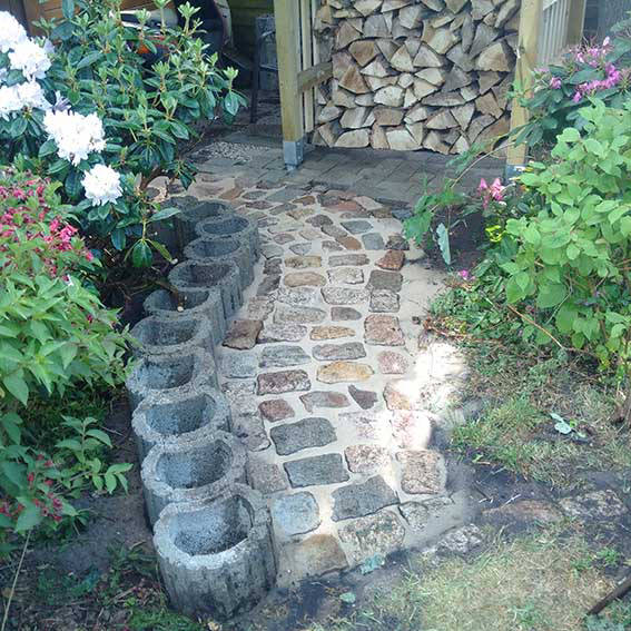 geschwungener Gartenweg aus altem Pflaster