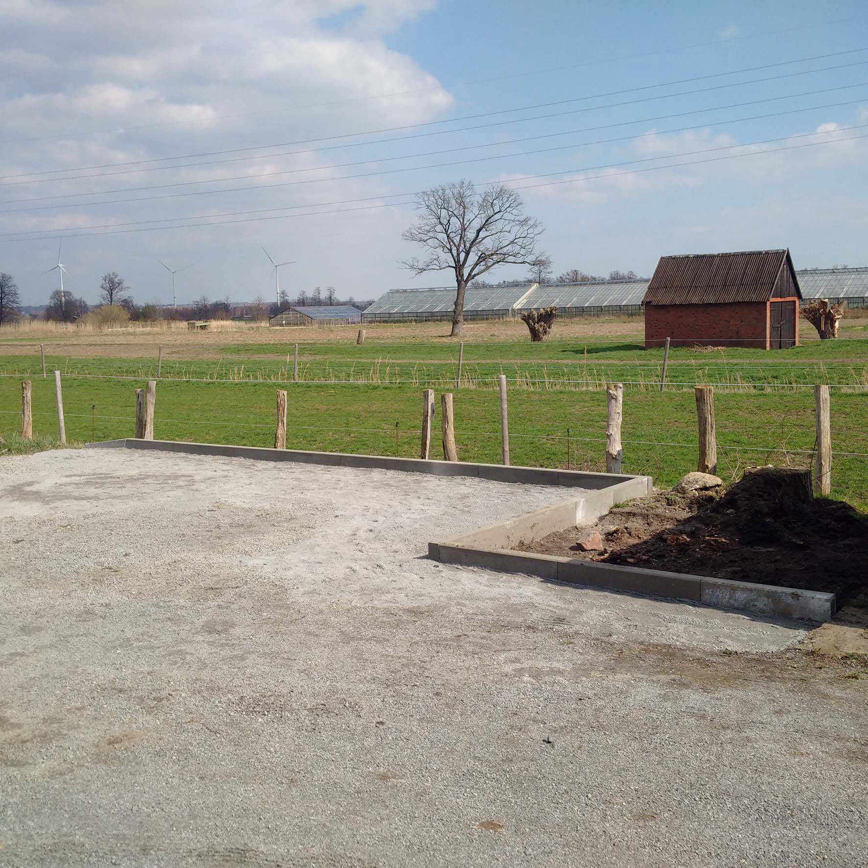 neu angelegte Parkplatzfläche mit Schotter