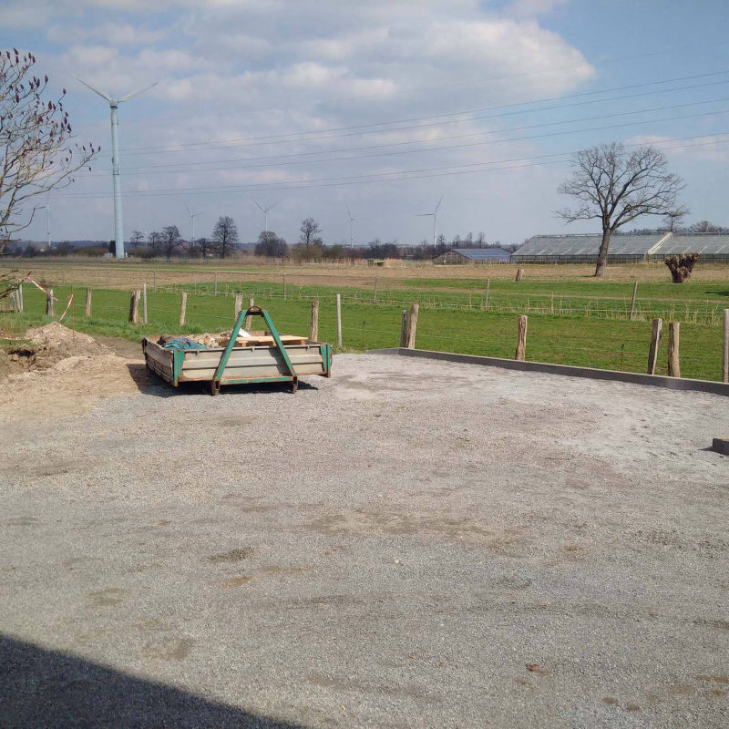 neu angelegte Parkplatzfläche mit Schotter