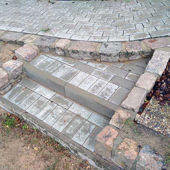 Treppenstufen mit Natursteineinfassung