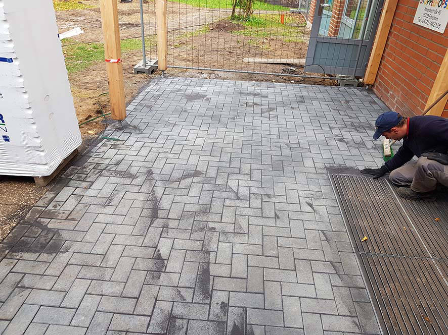 Pflasterflaeche verfugen