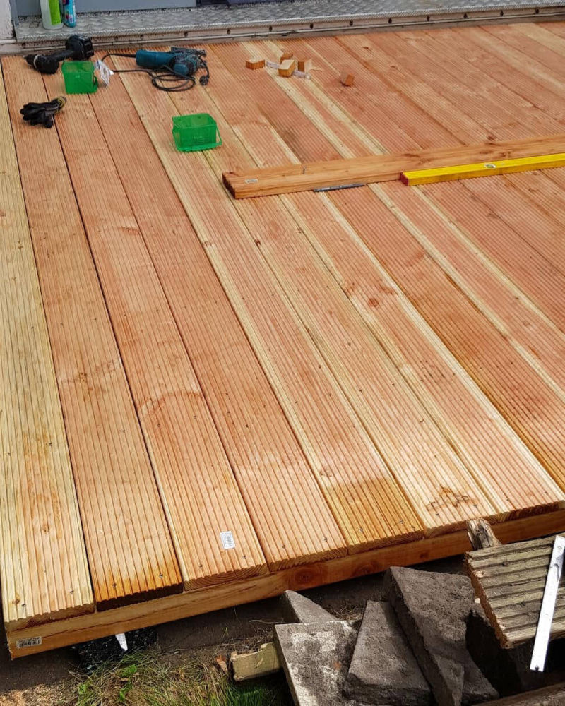 Bau einer Holzterrasse mit sibirischer Lärche