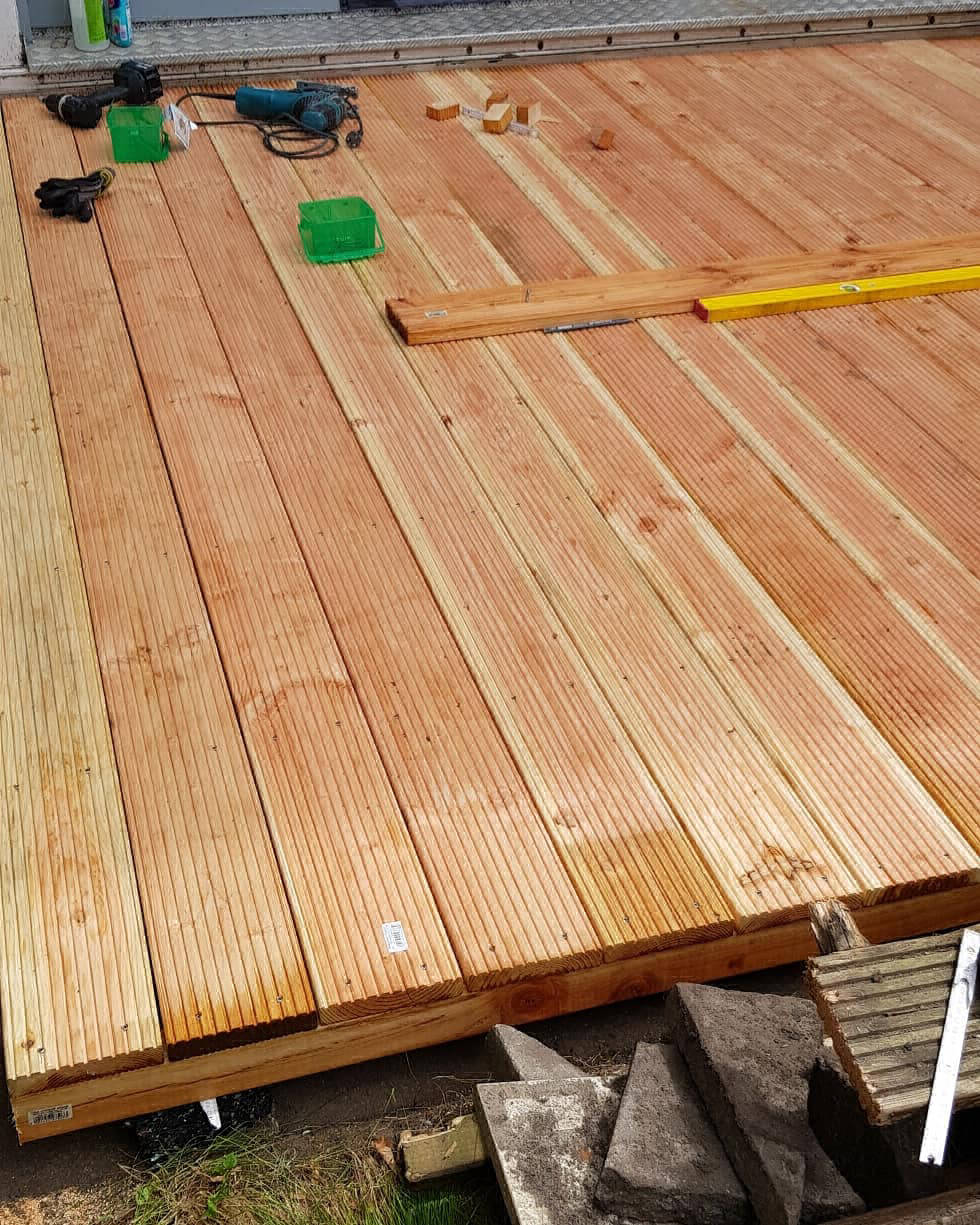 Bau einer Holzterrasse mit sibirischer Lärche